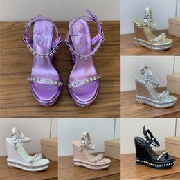 Coins sandales de luxe Sandale Femmes 110 mm Talons plate-forme blanches Chaussures de robe blanc brillant Crystal Chaussures Summer Beach Partydress Chaussures Peep Toe Metal Buckle