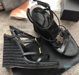 Wedge Espadrilles Designer Sandalen Lederen pompen Stroweven Afscheiding trouwjurkschoenen Enkle band platform gladiator sandaal