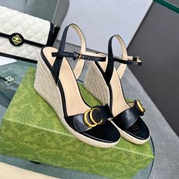 Sandales à talons compensés célèbre designer femmes luxe slingback talons hauts bride à la cheville plate-forme pantoufles sandale tissé paille ascenseur chaussures C0110