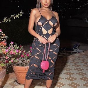 Weird Puss Hollow See Through Dress Femmes Style de vacances Sexy Maxi Robe d'été Solide Dos Nu Beach Party Stretchy Skinny Bodycon 220510