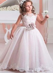 Goed ontworpen bloem meisje jurk voor bruiloft verjaardagsfeestje lace-up pageant jurken met handgemaakte bloem kant kralen hoge kwaliteit