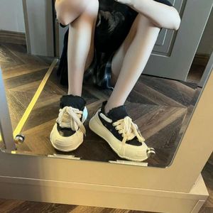 Conocido diseñador de moda, co-nombre de zapatos ciegos ocultos, estrella que lleva una tendencia de moda para liderar las zapatillas de deporte de papá