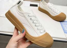 Petites chaussures de sport de styliste bien connues, chaussures décontractées, nouveau style, caoutchouc blanc, semelle souple et confortable, style couple