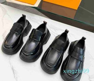 Bekende designer Women plus hoogbouw sportcasual schoenen zwarte zachte en comfortabele trend met lederen schoenen vertonen hoge beenlengte