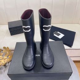 Diseñador de marca Botas Welly Botas de lluvia plataforma de diseñador Carta Ringer moda negro pero hasta la rodilla botas de mujer
