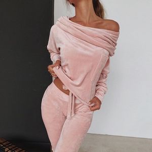 Wenyujh 2020 fluwelen roze 2 stuk set trainingspak vrouwen outfits top broek broek pak off shoulder matching losse warme kleding LJ201117