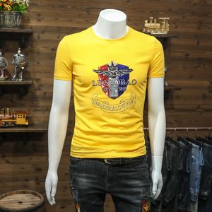 Diseño de patrón de bordado de artesanía pesada de estilo occidental Camisetas de hombre 2022 Nueva marca de moda Manga corta delgada Cuello redondo Algodón mercerizado Amarillo Negro Blanco M-5XL