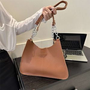 Loisirs de style occidental pour les femmes avec une texture simple, sac fourre-tout polyvalent, nouveau sac à bandoulière à chaîne tendance d'automne 2024