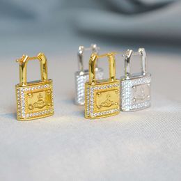 Western Viviane Westwood Empress Dowagers Hoge versie Lock Head Saturn Earring Style Three Dimensional Lock Head -oorbellen met een opeenvolgende zin