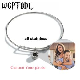 WGPTBDL Po Bangle Bracelet de projection personnalisé Charm avec votre photo Mémoire de famille Monthers Day Cadeau en acier inoxydable réglable 240301