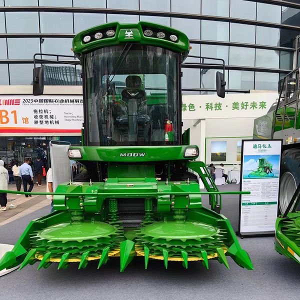 Bodenrollende Messererntemaschine vom Radtyp. Landwirtschaftliche Erntemaschinen, Ausrüstung, große Maschinen