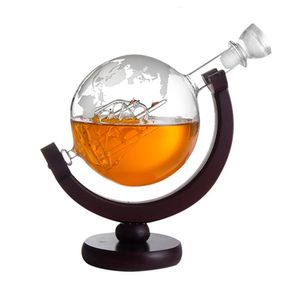 Whisky Decanter Globe Wine Aerator Glass Set Silboat à l'intérieur avec une alcool en bois fin pour la vodka Forbanquet 240429