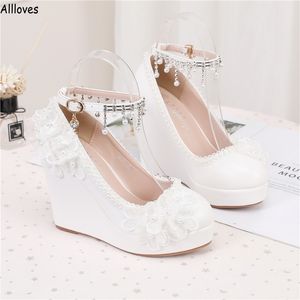 Zapatos de novia blancos con flores de encaje 3D y perlas para boda, punta redonda, cuña, tacón grueso, zapatos de tacón para mujer, zapatos de baile elegantes y anchos para fiesta de graduación CL1680