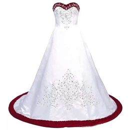 Witte en A-line vintage jurk rood bruidsborduurwerk satijnen country bruidsjurken mouwloze lieverd lange bruid receptie vestidos