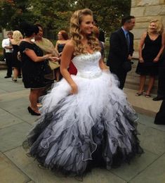 Vestidos de quinceanera blanco y negro encantadores bocadillos fuera del hombro. Vestidos debutantes debutantes.