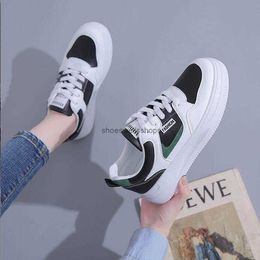 Zapatos blancos y negros para mujer 2022 Nuevo zapato de primavera Versión coreana Versátil Casual Ins Super Fire Sneaker Estudiante Zapato de suela gruesa 663 OO1