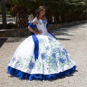 Robes de Quinceanera brodées blanches et bleues sur l'épaule longue robe de bal robe de débutante robe de 15 nos