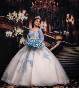 Robes de Quinceanera en dentelle blanche et bleu clair col en V Juliette manches longues illusion robes de bal Tulle robe mexicaine De 15 Anos robe de bal formelle