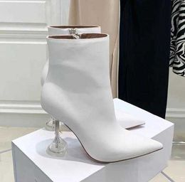 Witte enkellaarzen Giorgia heldere enkellaarzen met hoge hakken Kubieke hak puntige tenen Leren buitenzool aan de zijkant Laarsjes voor dames luxe designerschoen