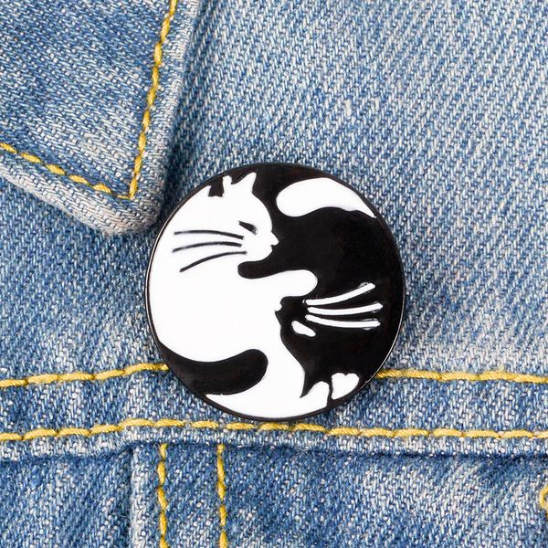 Broche de abrazo de gato negro blanco, pin de solapa de animal esmaltado bonito para mujeres y hombres, vestido superior, joyería de moda, will and sandy