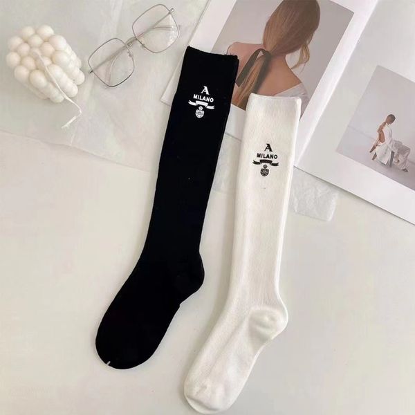 Chaussettes longues en coton pour femmes et filles, chaussettes respirantes avec lettres blanches et noires, bonneterie à la mode de haute qualité