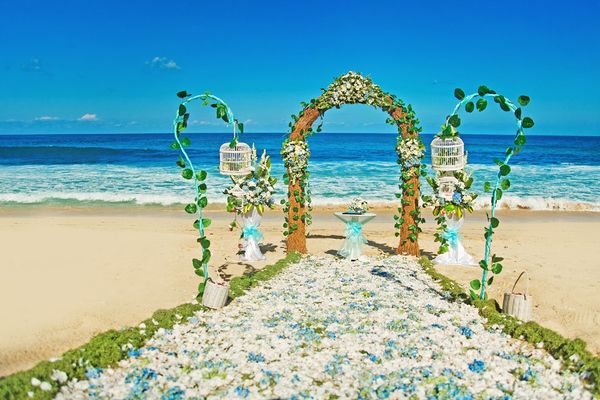 Fondo de fotografía de boda romántica de pétalos azules blancos Paisaje de playa Puerta de arco decorada Verano Cielo azul Mar Telón de fondo Estudio Disparar Prop