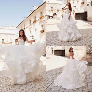 Vestidos de novia boho blancos con gradas de tul una línea de encaje con apliques de tren de barrido Vestido de novia de playa por encargo Tallas grandes Bohemian Robes De Mari￩e