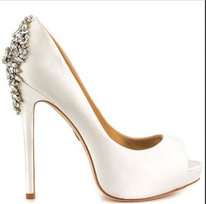 Chaussures de mariage de mariée blanches perles de cristal 2016 nouvelle vente chaude accessoires de mariée chaussures chaussures de mariée 14 CM talons hauts sur mesure chaussures de taille plus
