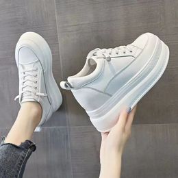 Witte casual schoenen Verborgen Hakken Vrouwen Platform Wedge Sneakers Dames Leer Gouden Schoenen Vrouwelijke Krasovki Tenis Feminino Casual 240228