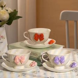 Taza de taza de café de cerámica blanca exquisita taza de arco inglés camelia camelia té de té de cumpleaños regalo 240418