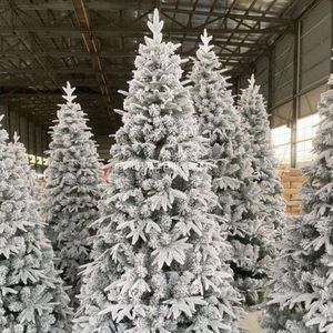 Witte kerstboom met gecodeerde decoratie van pluche PE gemengd met sneeuw- en cederbomen, winkeletalages