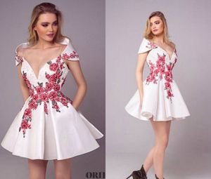 Robes de cocktail blanches avec des appliques de dentelle rouge en satin col en V profond robe courte tenue de soirée robes de soirée bon marché tenue de club