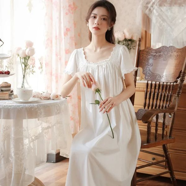 Couleur de couleur blanche Coton Champe de nuit pour femmes Summer Short Sleeve Long Nightie Vintage Square Coll Night Robe Casual Loose Sleepwear 240408