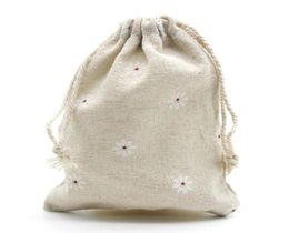 Bolsas de regalo de lino blanca Daisy 9x12cm 10x15cm 13x17cm Pack of 50 Fiest Candy Favor Bolsas de bolsas Joyas de maquillaje Pouch2492110