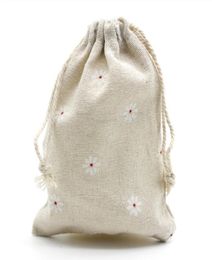 Bolsas de regalo de lino blanca Daisy 9x12cm 10x15cm 13x17cm Pack of 50 Fiest Candy Favor Bolsas de bolsas Joyas de maquillaje Pouch1458290