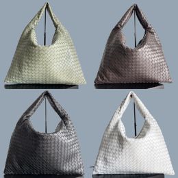 Sacs de créateurs blancs pour femmes de qualité supérieure été tissé 54 cm sacs sous les bras en cuir de vache haute capacité accessoires de mode sac hobo cadeau de fête to06 C4