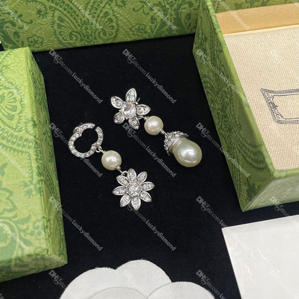 Pendientes de diamantes blancos Mujer Perla Stud Diseñador Carta Oreja Loop Irregular Lady Hoop Pendientes
