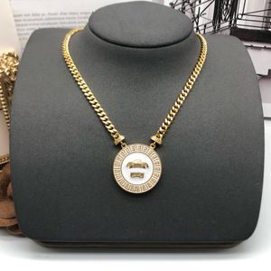 Émail blanc avec un collier de pendentif circulaire gravé en or, des bijoux de créateurs, de haute qualité, du matériau en laiton, ne s'estomperont pas, le mariage, Noël, le meilleur cadeau