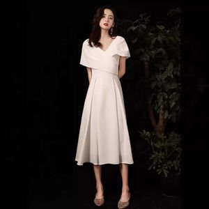 Soirée blanche 2024 Nouvelle célébrité Banquet Style Satin Robe française Texture pour femmes