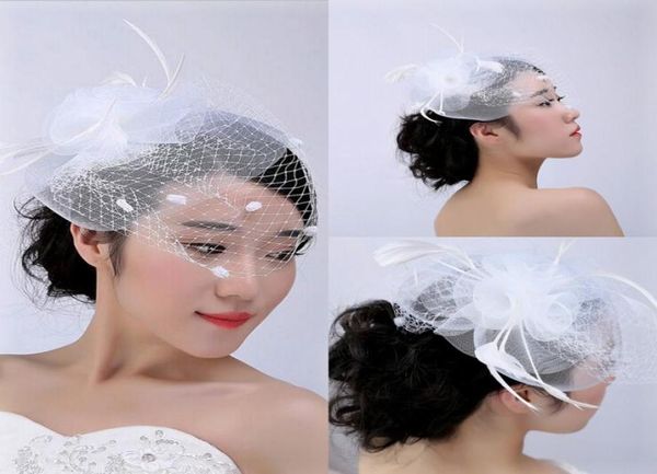 Velo de cara blanca Sombreros nupciales baratos 2016 Accesorios nupciales vintage con plumas de tul Pequeño sombrero lindo para novias sombreros Nuevo Fashio3465850
