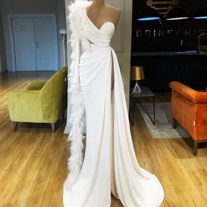 Witte veer avondjurken Eén schouder lange mouw prom jurken sexy split op maat gemaakte formele startbaan mode jurk