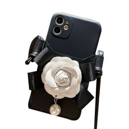 Étuis de téléphone portable fleur blanche pour Iphone14 13 12 Pro Max femmes Apple téléphone portable couverture de protection arrière en cuir Pu camélia poche pour carte portefeuille à bandoulière avec sangle