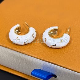 Pendientes de diseñador de letras de flores blancas Mujeres de tachuelas para la oreja de la marca Mujeres de 18k Gold de acero inoxidable chapado de acero de alta calidad Joyería de cumpleaños