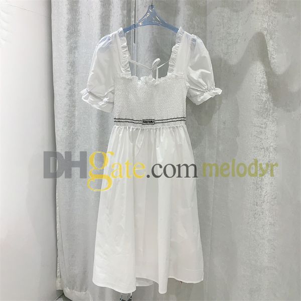 Vestido de fiesta de mujeres de vestido blanco Sexy Slim Vestido sin espalda para damas Elegante Bubble Camiseta corta Falda plisada Cuello cuadrado Vestido