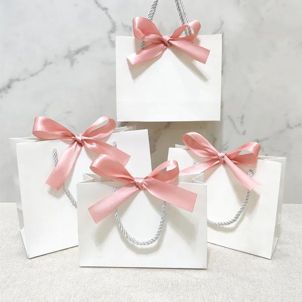 Sac cadeau blanc bijoux rouge à lèvres ruban arc multicolore boîte-cadeau fête d'anniversaire/perruque de pyjama célébration de remise des diplômes emballage cadeau 240322