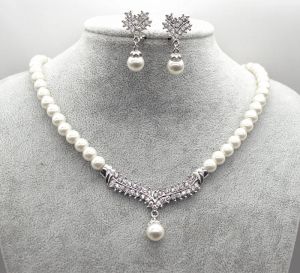 Ensemble de bijoux collier et boucles d'oreilles de mariage en cristal plaqué or blanc, perles de faux verre crème et strass