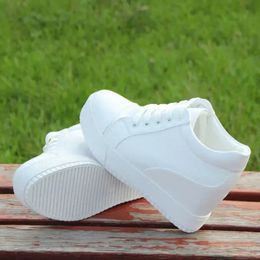 Zapatillas de deporte blancas con tacones de cuña ocultos, zapatos informales, cuñas de plataforma alta para mujer 240313