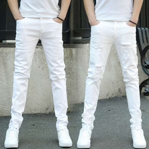 Jeans de soie glace blanche pour hommes 2024 printemps / été mince élastique slim slim small pieds style branché pantalon blanc perforé pour hommes