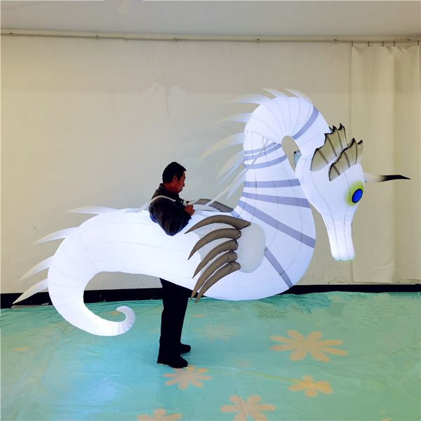 Costume d'hippocampe en ballon gonflable blanc, Costume de défilé gonflable avec LED et souffleur pour la décoration de fête de marche