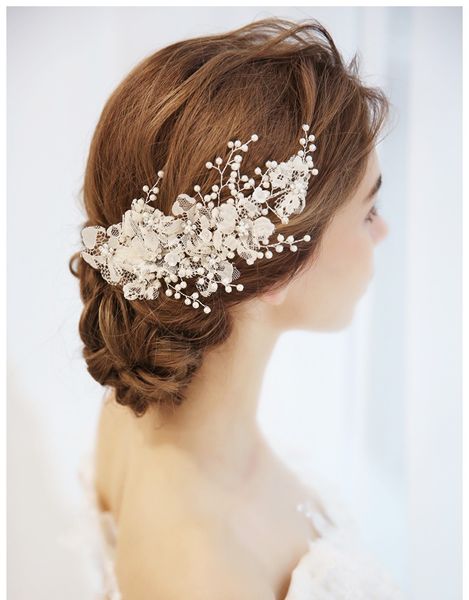 Tocados de perlas de encaje blanco 2022 Tiara para el cabello de boda Flor de seda de diamantes Perlas Peines Accesorios de boda Tocado de clip nupcial Diadema de novia